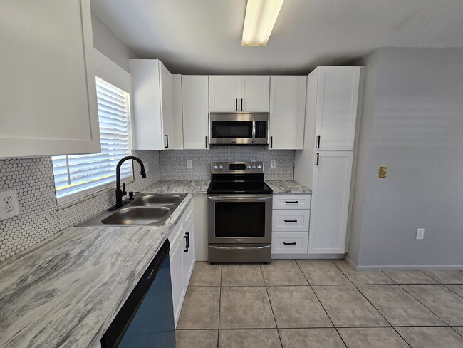 Building Photo - 2 bed, 2 bath duplex in New Port Richey