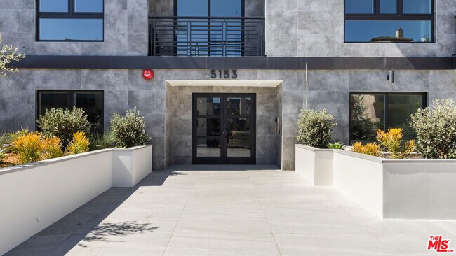 Building Photo - 5153 W Maplewood Ave