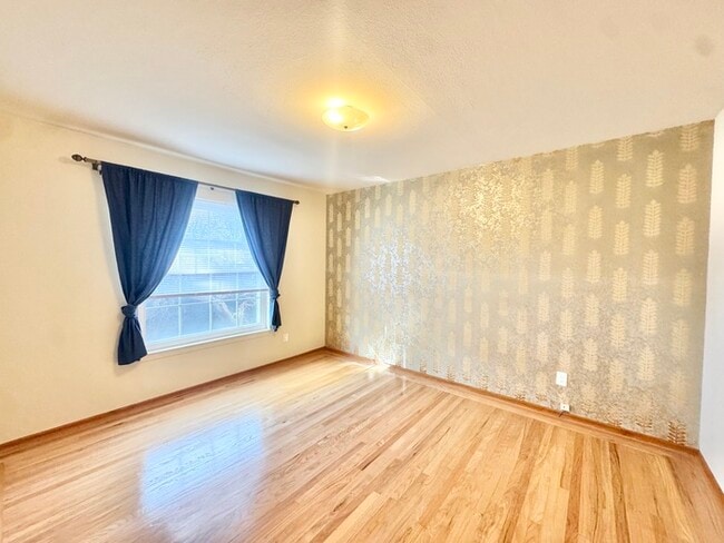 Building Photo - Stunning 3-bedroom, 2-bathroom home with a bonus room/office!