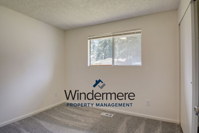 Building Photo - 4 bedroom 3 bathroom pet friendly home