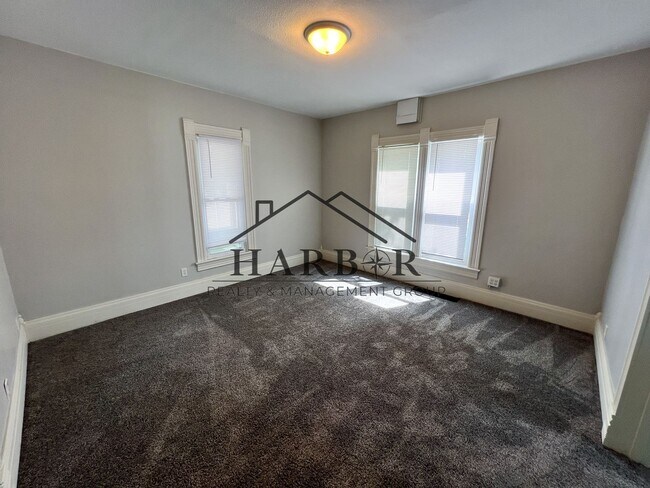 Building Photo - Large Renovated Studio- SPECIAL! First Month Rent Free