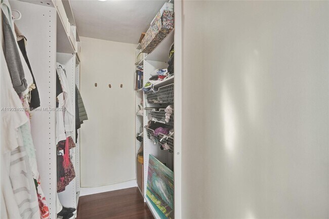 Building Photo - 9800 W Bay Harbor Dr