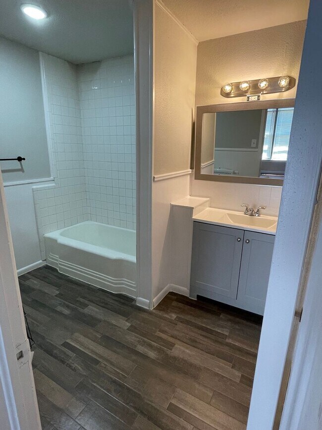 Building Photo - 2 BEDROOM 2 BATHROOM HOUSE BY UNT
