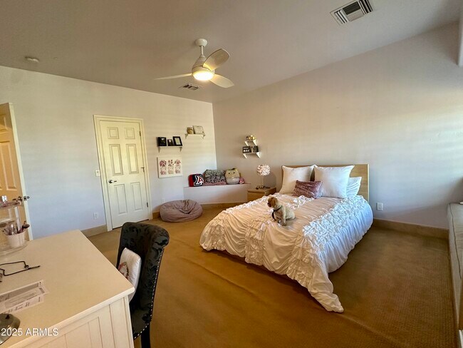 Building Photo - 5711 W Linda Ln