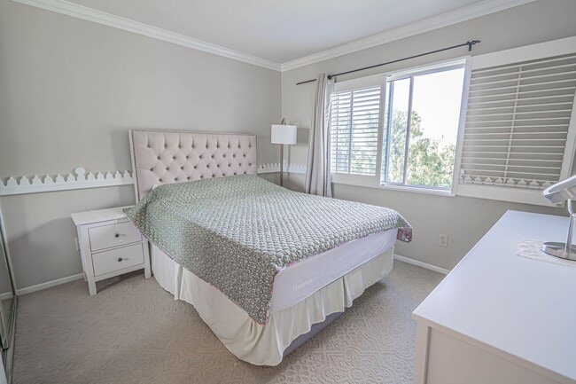 Building Photo - Stunning 4-Bedroom Home with Downstairs Bed/Bath, Views, and Remodeled Kitchen!