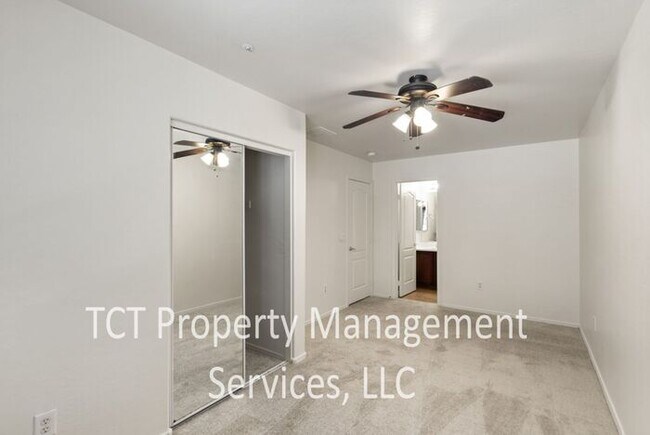 Building Photo - Freshly Updated Townhouse in Gilbert!
