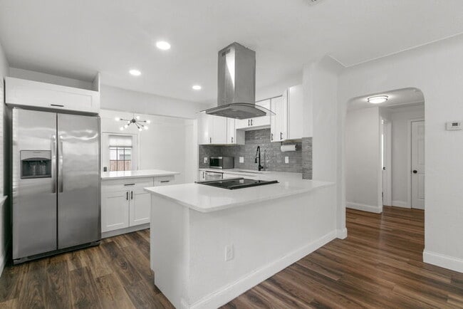 Building Photo - FULLY FENCED Home For Rent in St Petersburg!