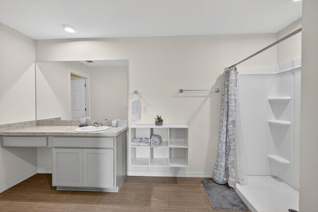 Building Photo - 644 SW Hoffenberg Ave