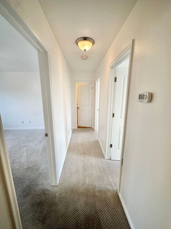 Building Photo - 3 Bedroom End Unit Townhome!