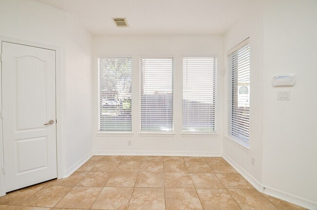 Building Photo - 5615 Bent Arbor Ln