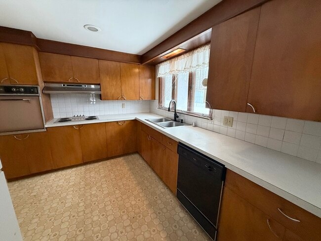 Building Photo - 1090 Pleasant St