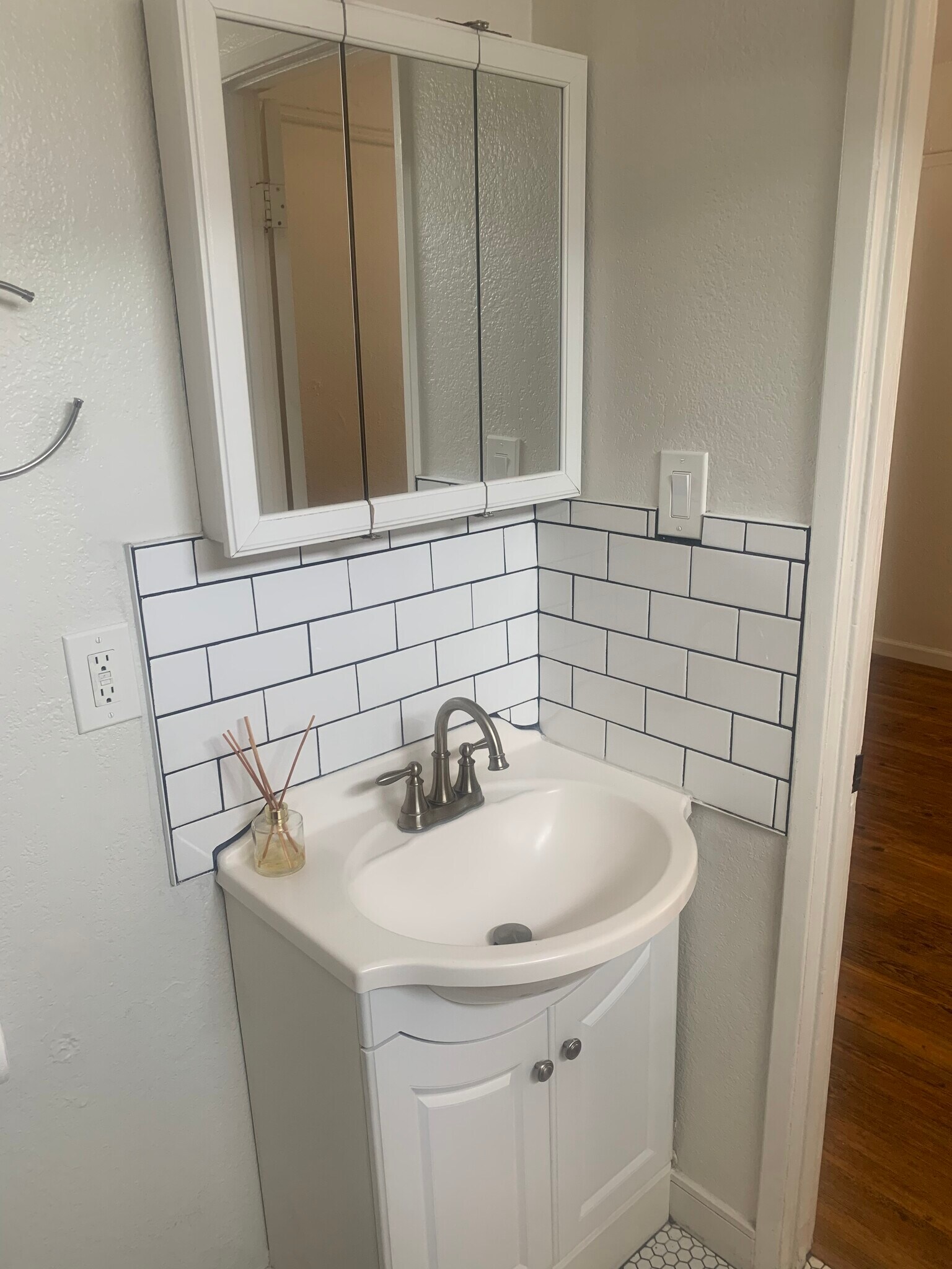 Building Photo - 1033 E 4th St