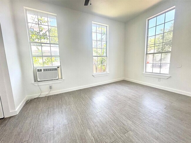 Building Photo - 2410 E 12th St