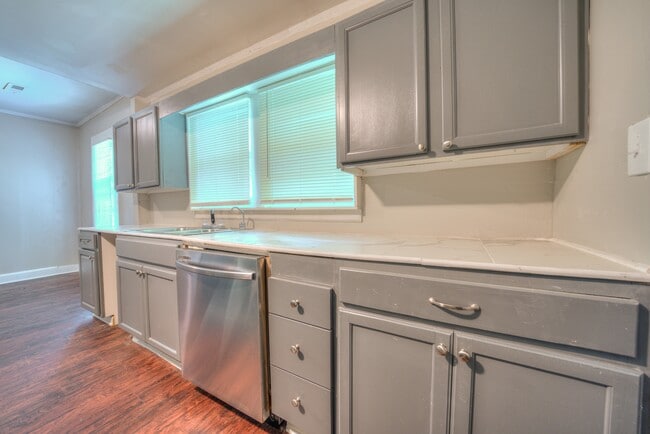 Building Photo - 620 N Moran St