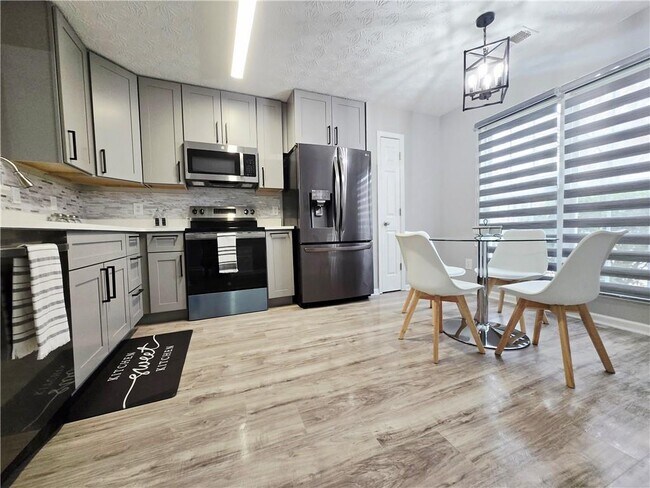 Building Photo - 2430 Piering Dr