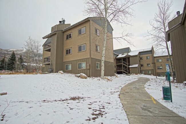 Building Photo - 2875 Village Dr