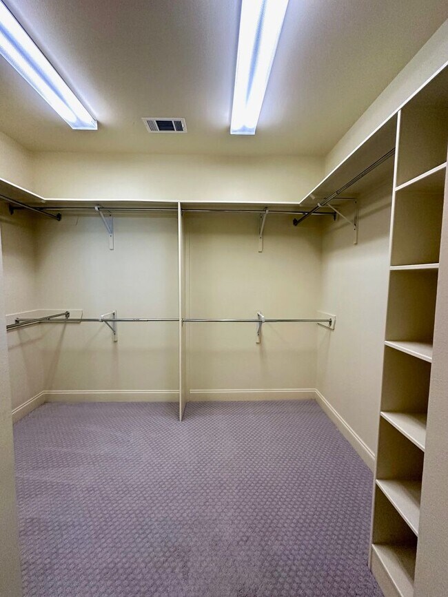 Building Photo - 10723 Hillbrook Ave