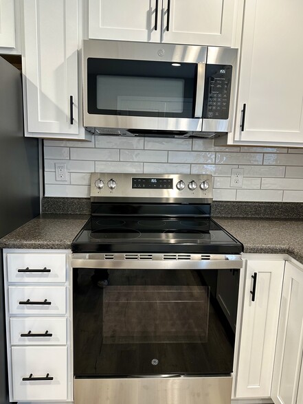 Stainless steel appliances, tiled backsplash, soft-close cabinets/drawers - 2225 Kenwood Blvd SE