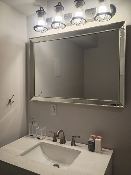 Building Photo - 5405 Rosewood Pl
