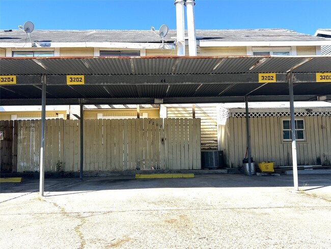 Building Photo - 8405 Wilcrest Dr