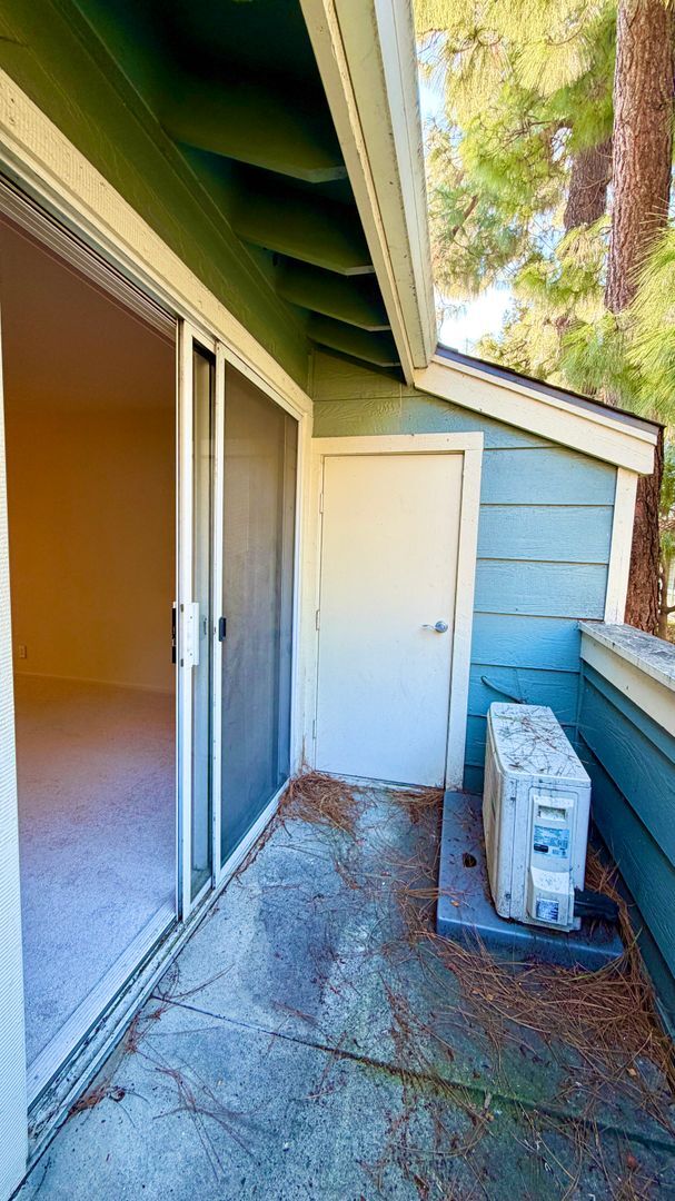 Building Photo - Remodeled 1 Bed 1 Bath Condo. Stainless Steel Appliances. Pool and Hot Tub