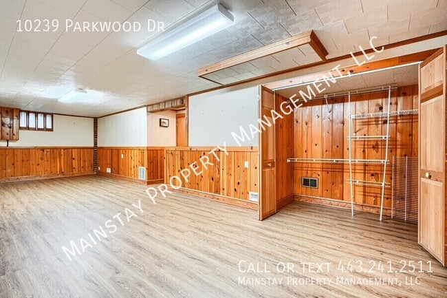 Building Photo - 10239 Parkwood Dr