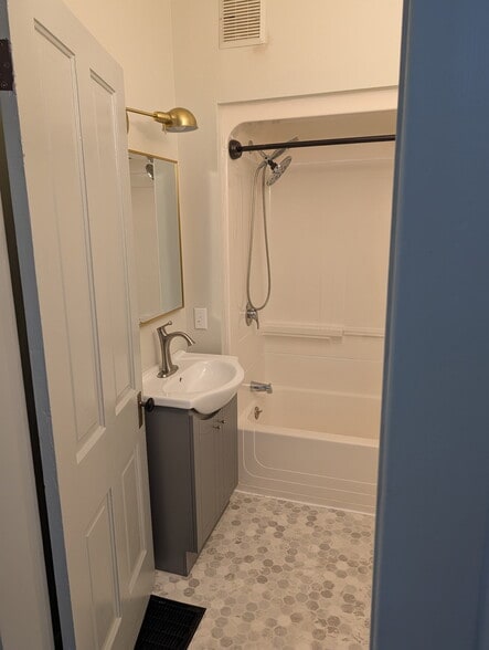 Bathroom - 104 Melmore St
