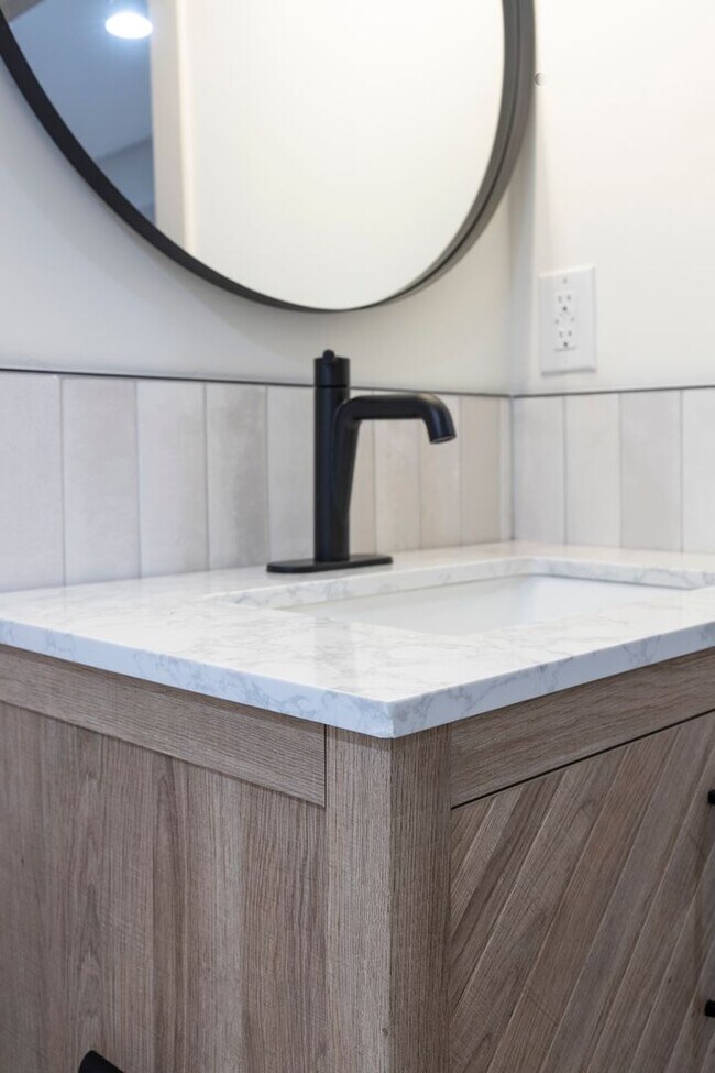 Building Photo - Your Next Home Awaits – Spacious & Beautiful Apartment in North Philadelphia!