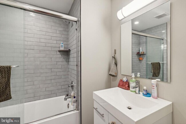 Building Photo - 1510 N Hollywood St