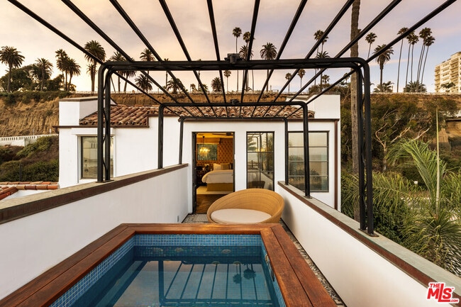 Building Photo - 972 Palisades Beach Rd