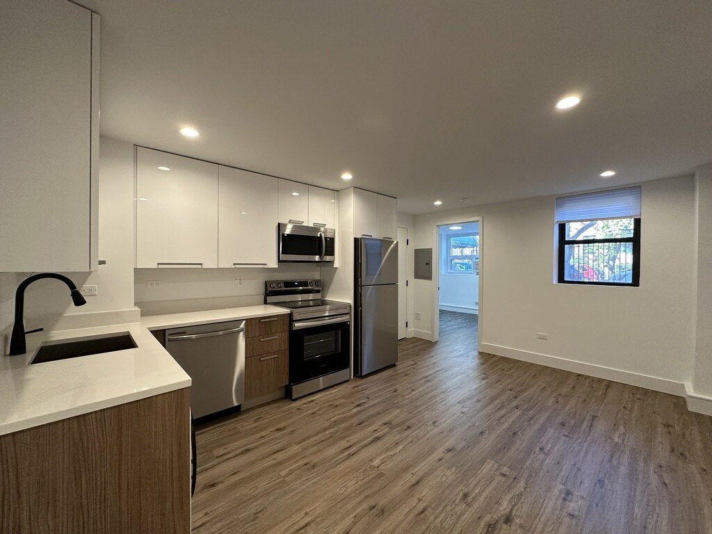 Building Photo - 941 W Carmen Ave