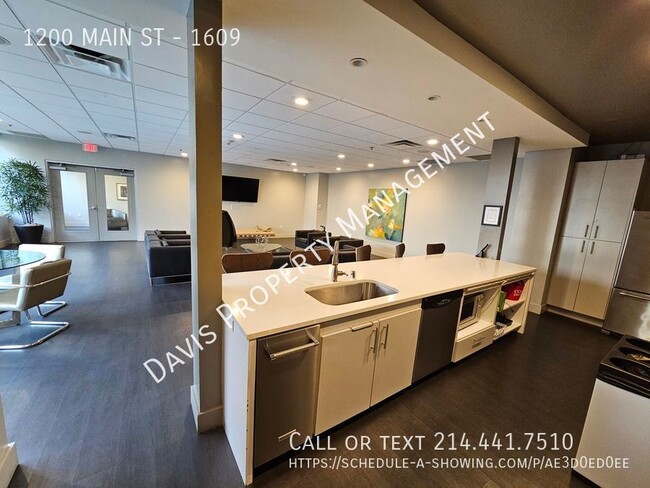 Building Photo - Downtown condo with roof top pool & concie...