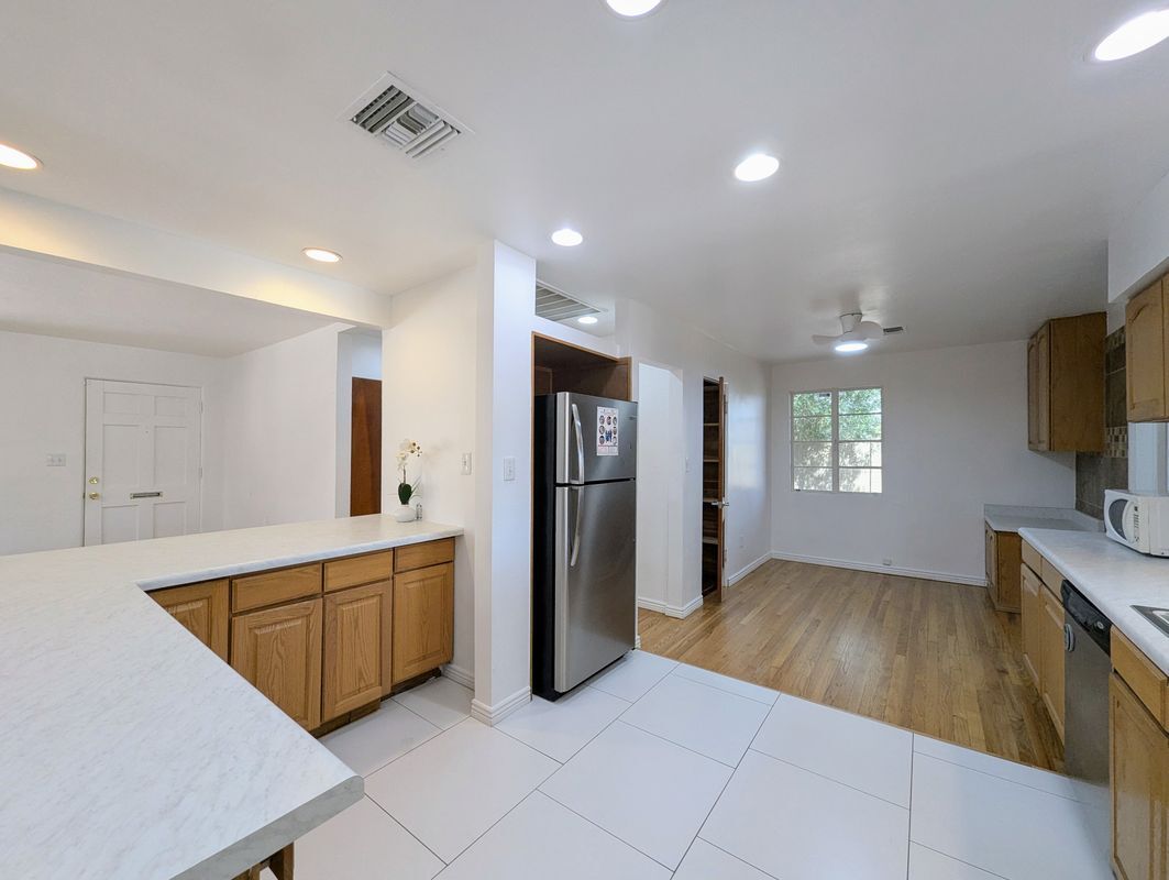 Building Photo - 2443 E Earll Dr