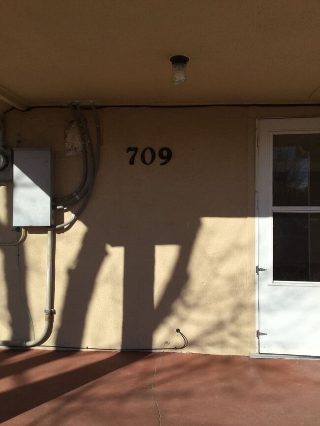 Building Photo - 3 bedroom 1 bath with large garage and shop