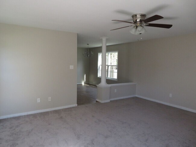 Building Photo - Colonial Heights