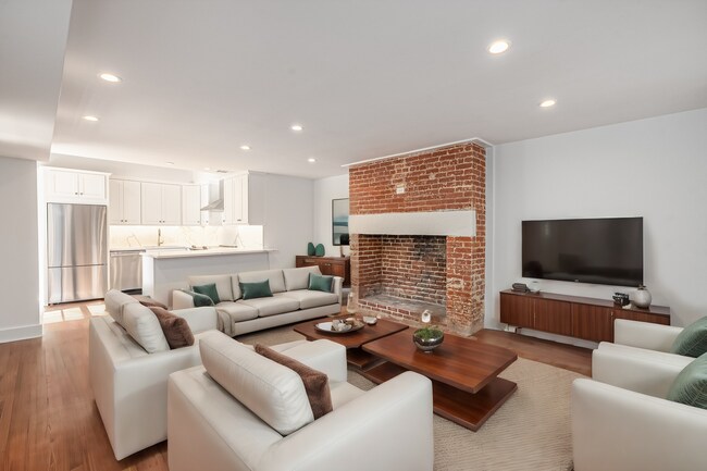 Building Photo - Renovated 2 Bedroom Carriage house off Lafayette Square