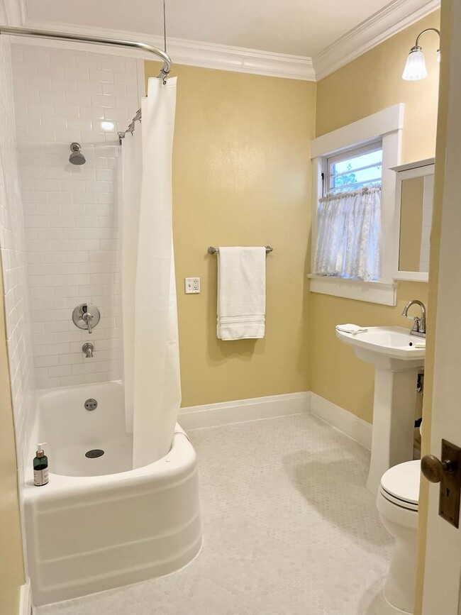 Building Photo - BEAUTIFUL, HISTORIC HOME IN THE HEART OF D...