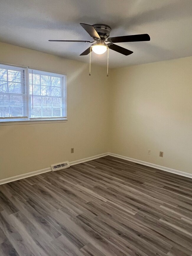 Building Photo - Two bedroom, 1.5 bath townhome in Graham--...