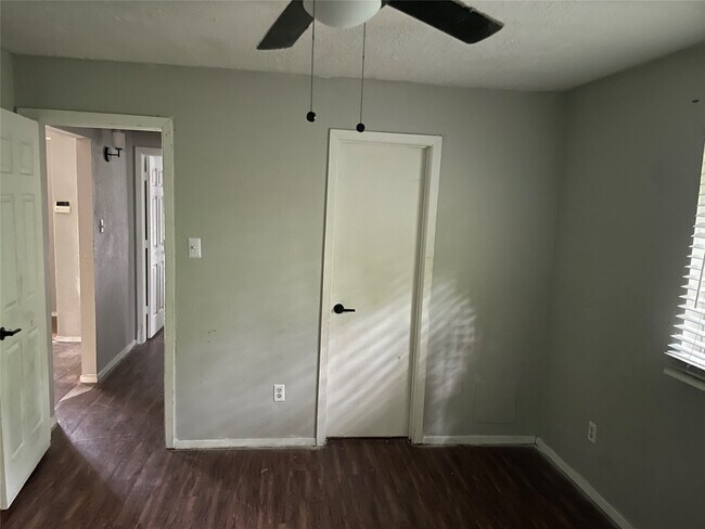 Building Photo - 1026 W Brompton Dr