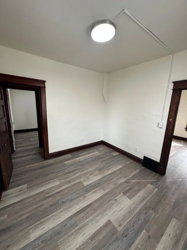 Building Photo - AJE1461