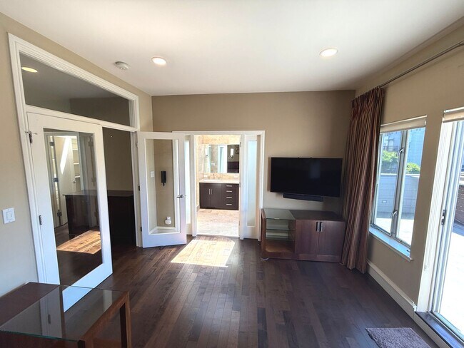 Building Photo - HUGE MODERN BRIGHT Potrero Hill Top Floor ...