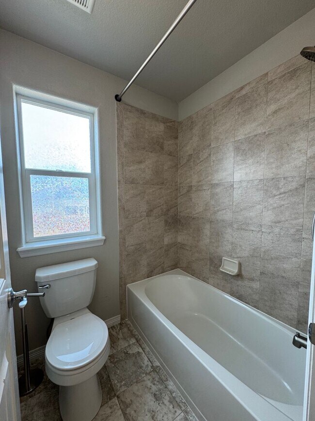 Building Photo - Newer 4 bedroom in The Vistas at Meridian Ranch