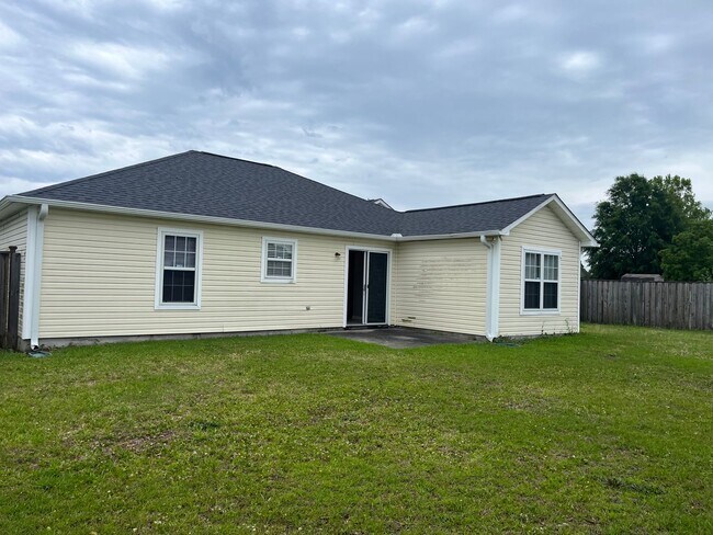Building Photo - Charming Home with 2 car garage in Great Neighborhood
