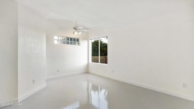 Building Photo - 574 Duchess Dr