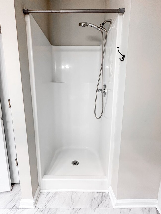 Building Photo - 3/2.5 Townhome in great Oakwood location