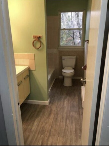 Building Photo - 598 Chestnut St