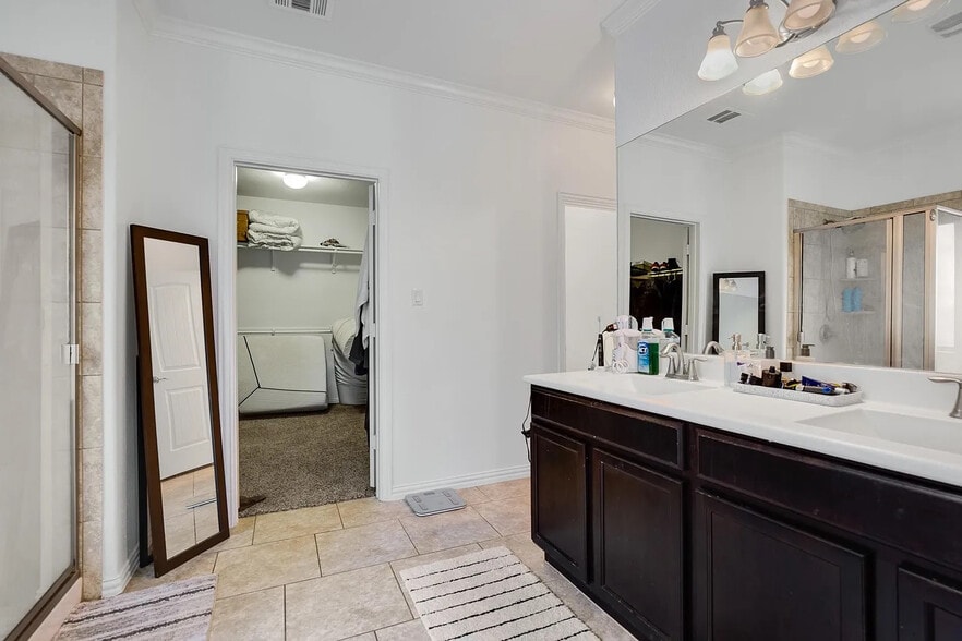 Building Photo - Room in House on Rancho Verde Dr