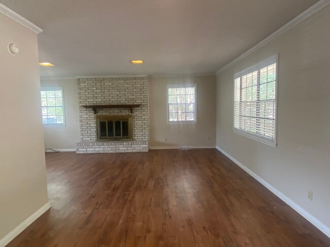 Building Photo - LARGE 4 BEDROOM BELTON ISD