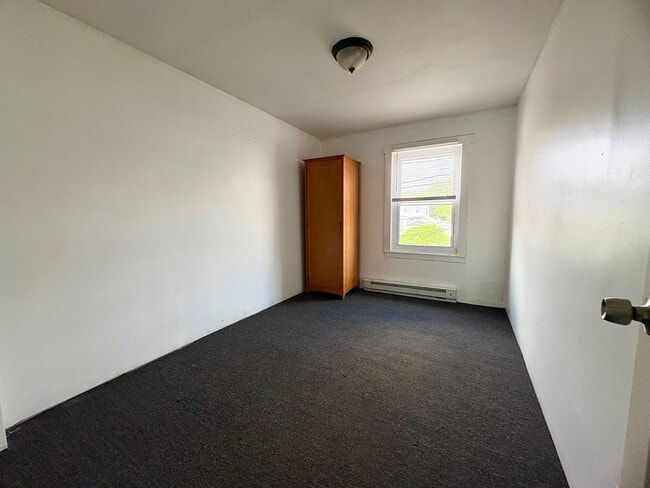Building Photo - 2 Bedroom 1 Bathroom in Lebanon!