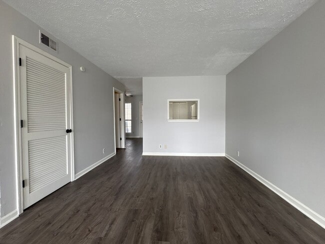 Building Photo - Updated 3BR Home Near Percy Priest & Airport – Fenced Yard & Easy Commute